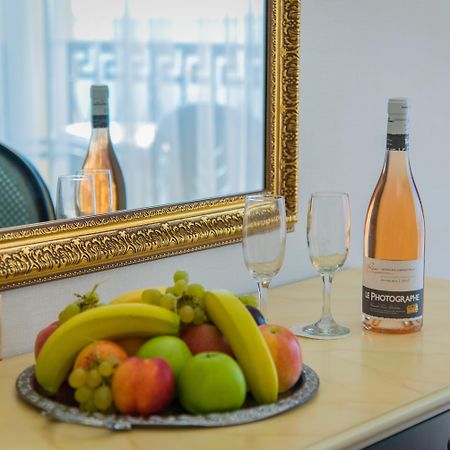 Imperial Palace Hotel ซันนีบีช ภายนอก รูปภาพ A bottle of wine and fruit