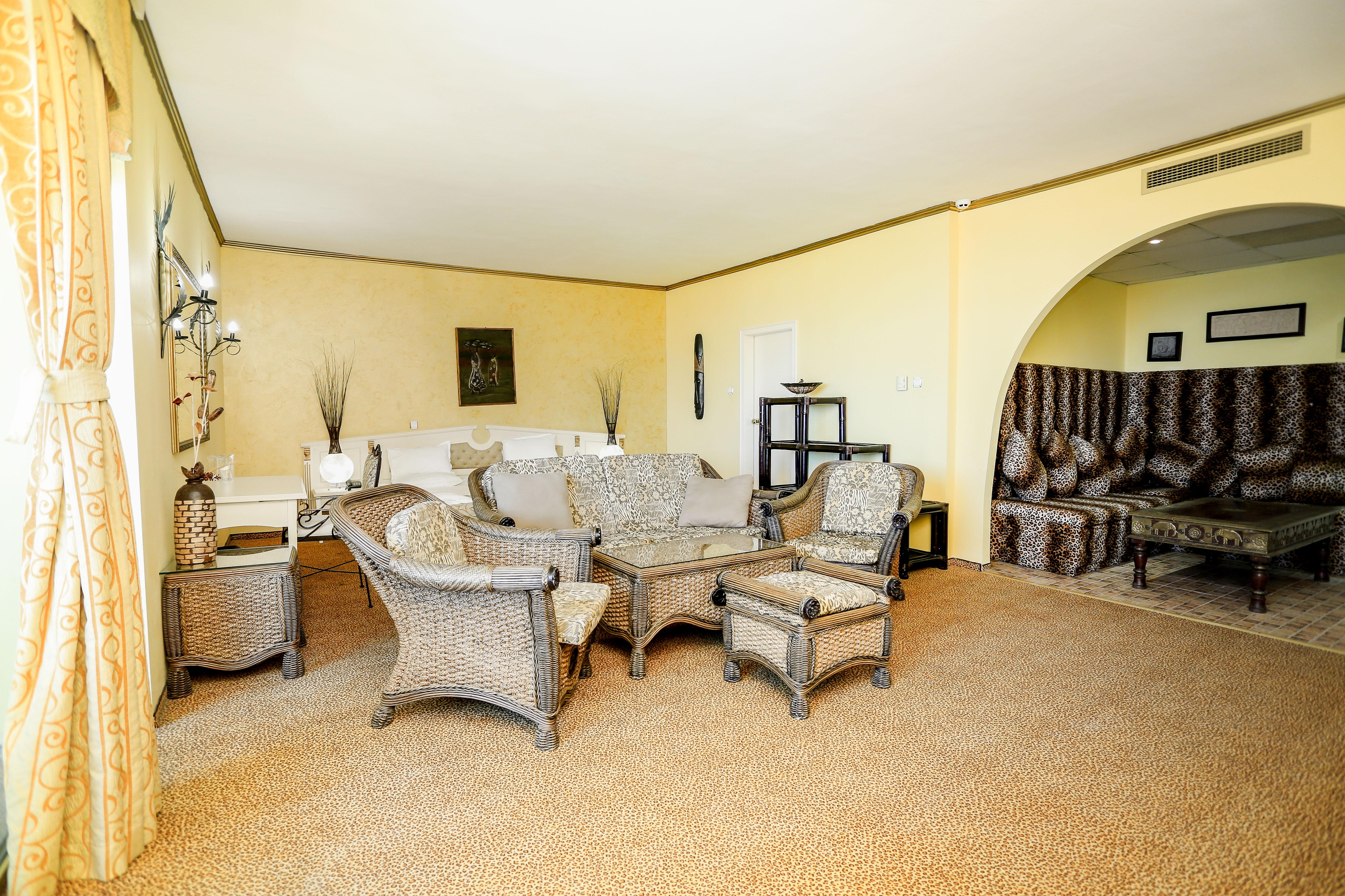 Imperial Palace Hotel ซันนีบีช ภายนอก รูปภาพ A living room with carpet