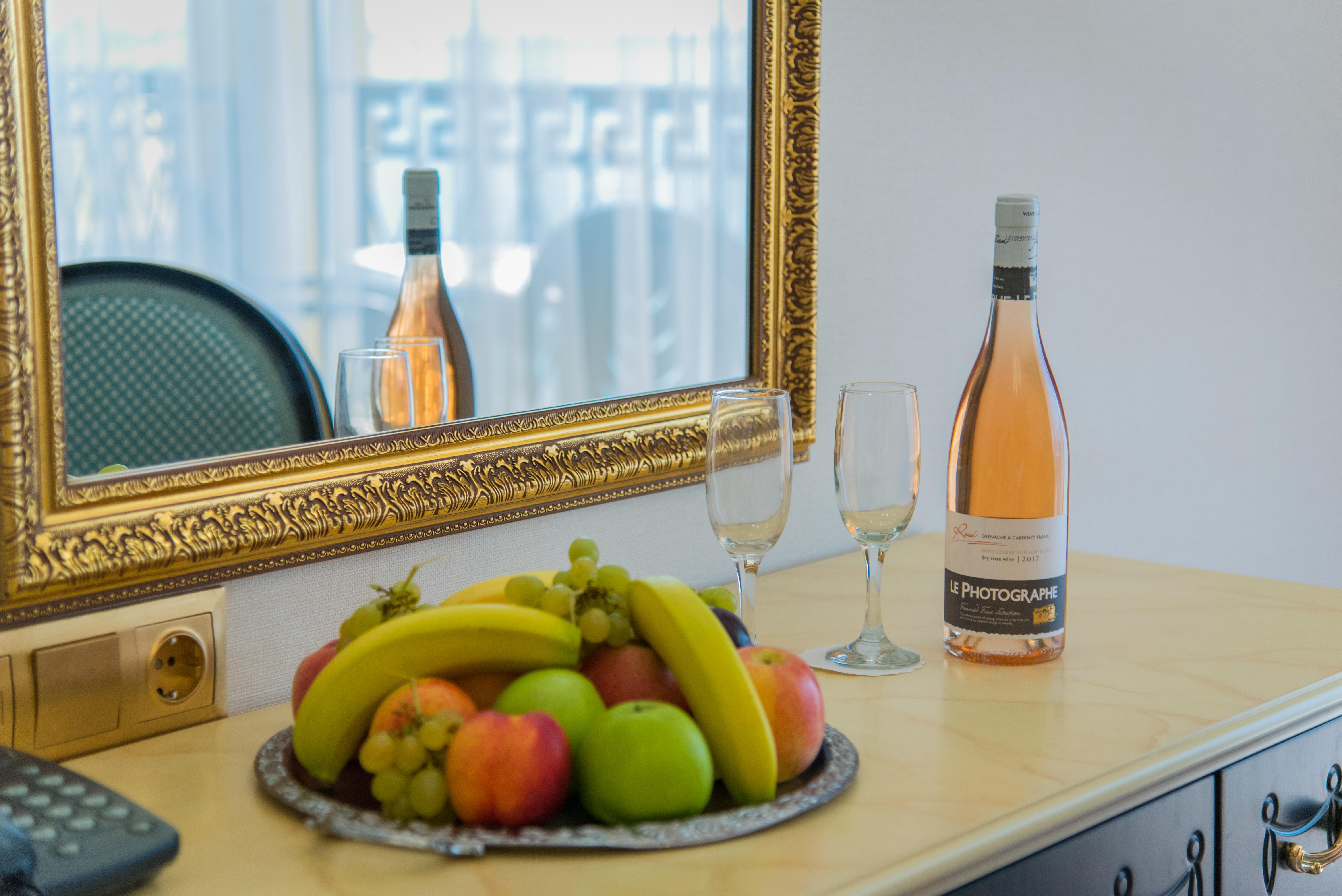 Imperial Palace Hotel ซันนีบีช ภายนอก รูปภาพ A bottle of wine and fruit