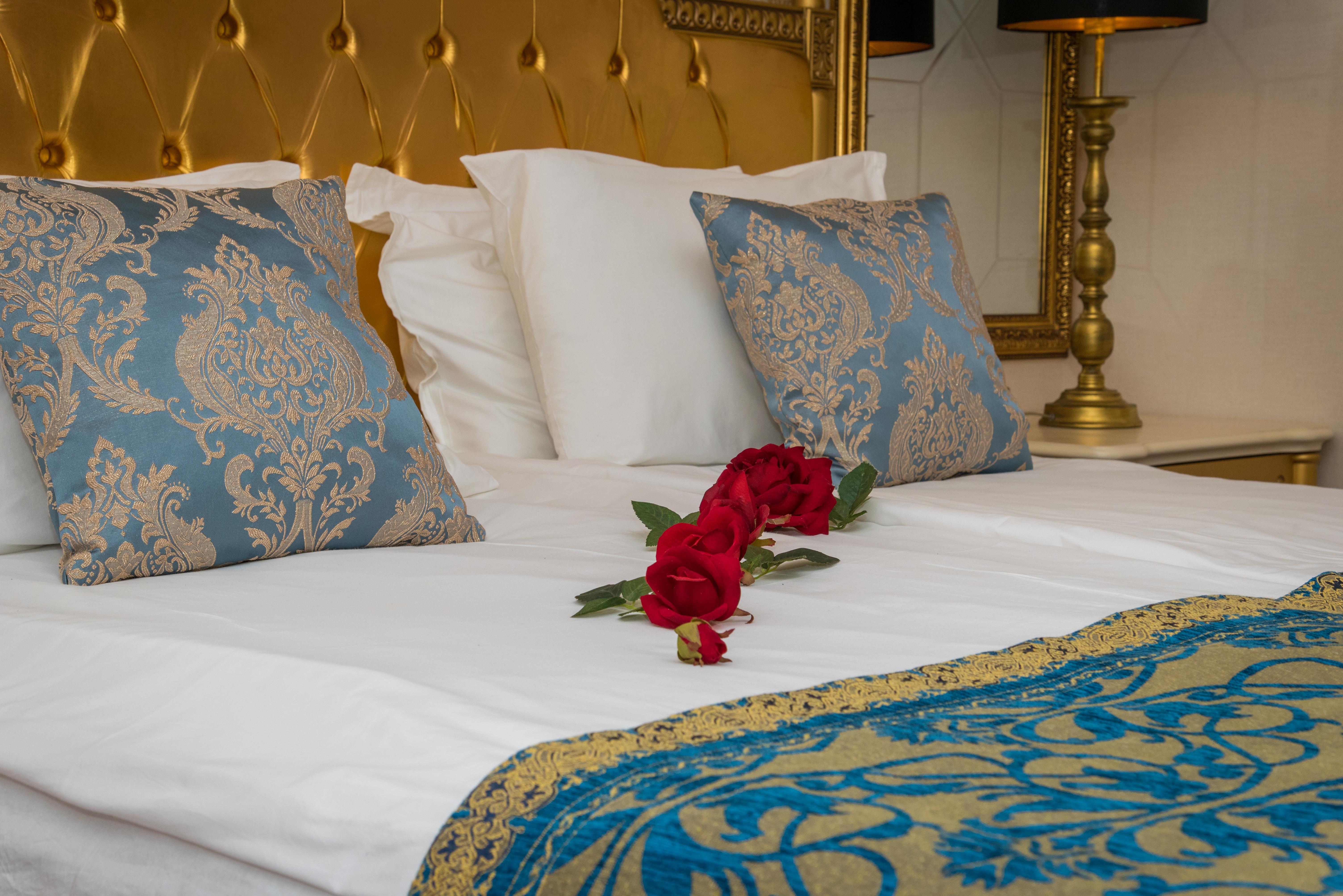 Imperial Palace Hotel ซันนีบีช ภายนอก รูปภาพ A bed with a bed runner