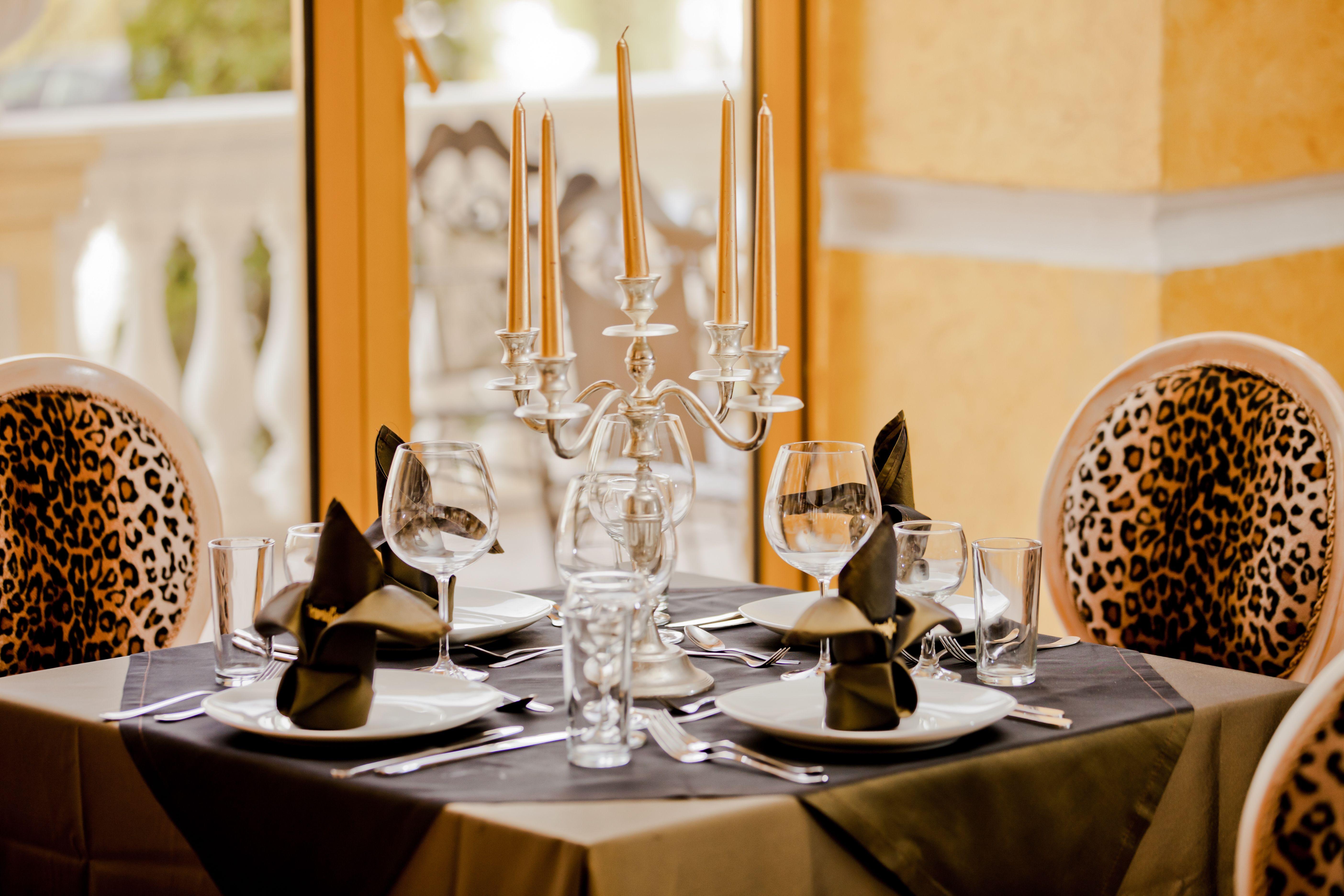 Imperial Palace Hotel ซันนีบีช ภายนอก รูปภาพ A table set for fine dining