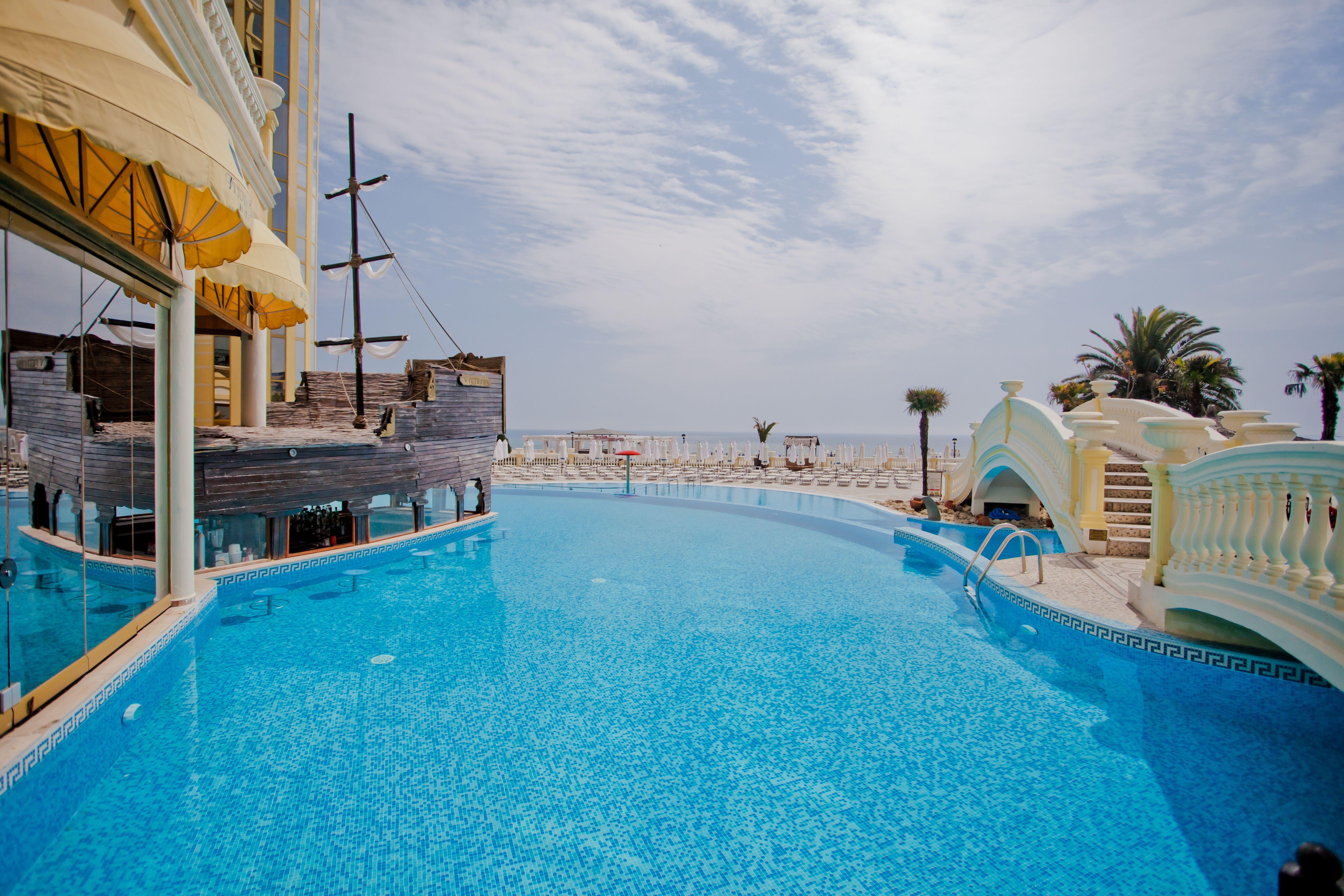 Imperial Palace Hotel ซันนีบีช ภายนอก รูปภาพ Infinity pool at the Grand Hotel