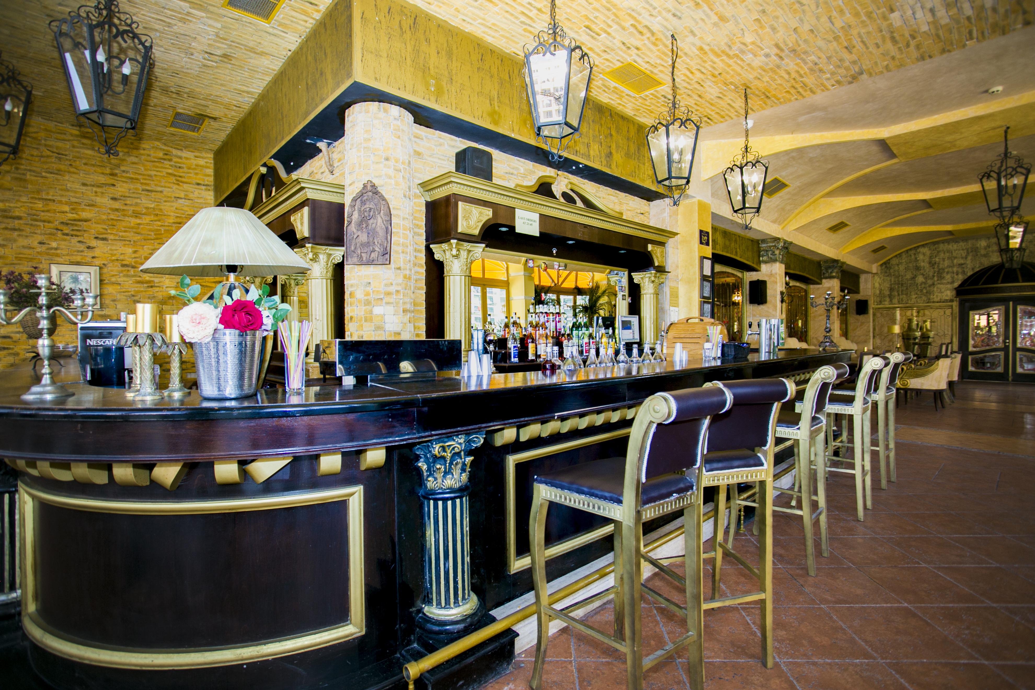 Imperial Palace Hotel ซันนีบีช ภายนอก รูปภาพ The bar at the hotel
