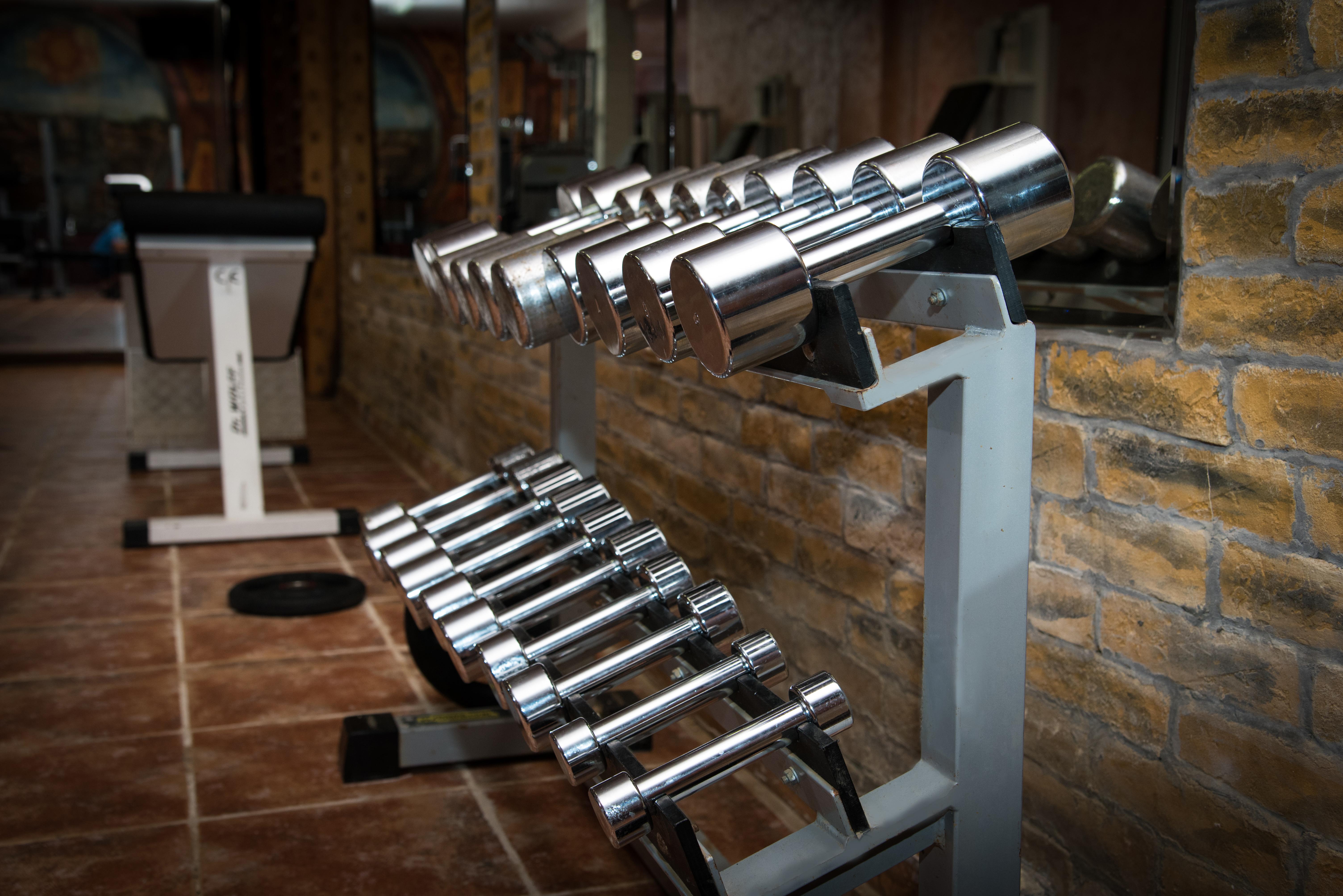 Imperial Palace Hotel ซันนีบีช ภายนอก รูปภาพ Dumbbells on a rack