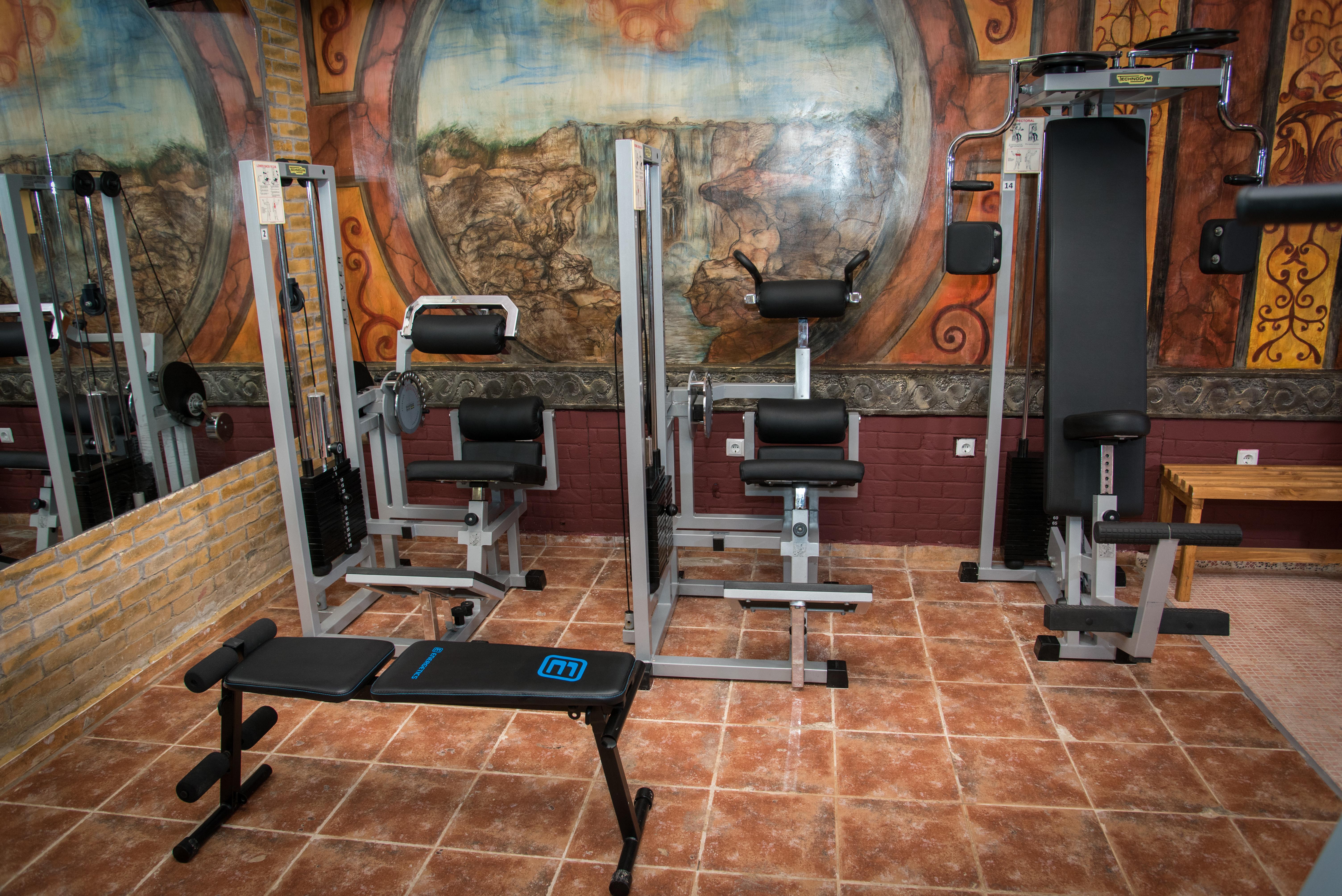 Imperial Palace Hotel ซันนีบีช ภายนอก รูปภาพ A typical home gym