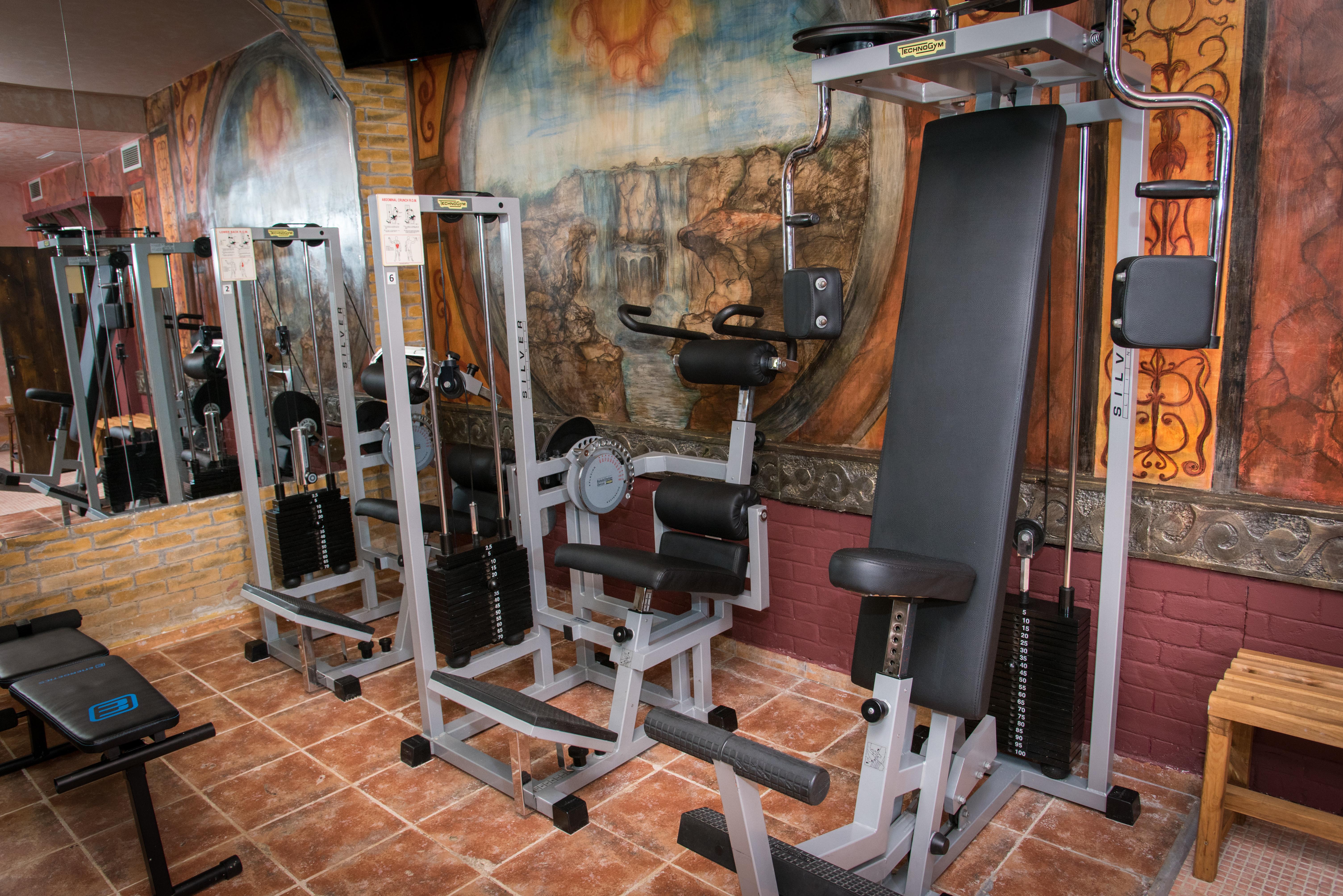 Imperial Palace Hotel ซันนีบีช ภายนอก รูปภาพ A leg extension machine
