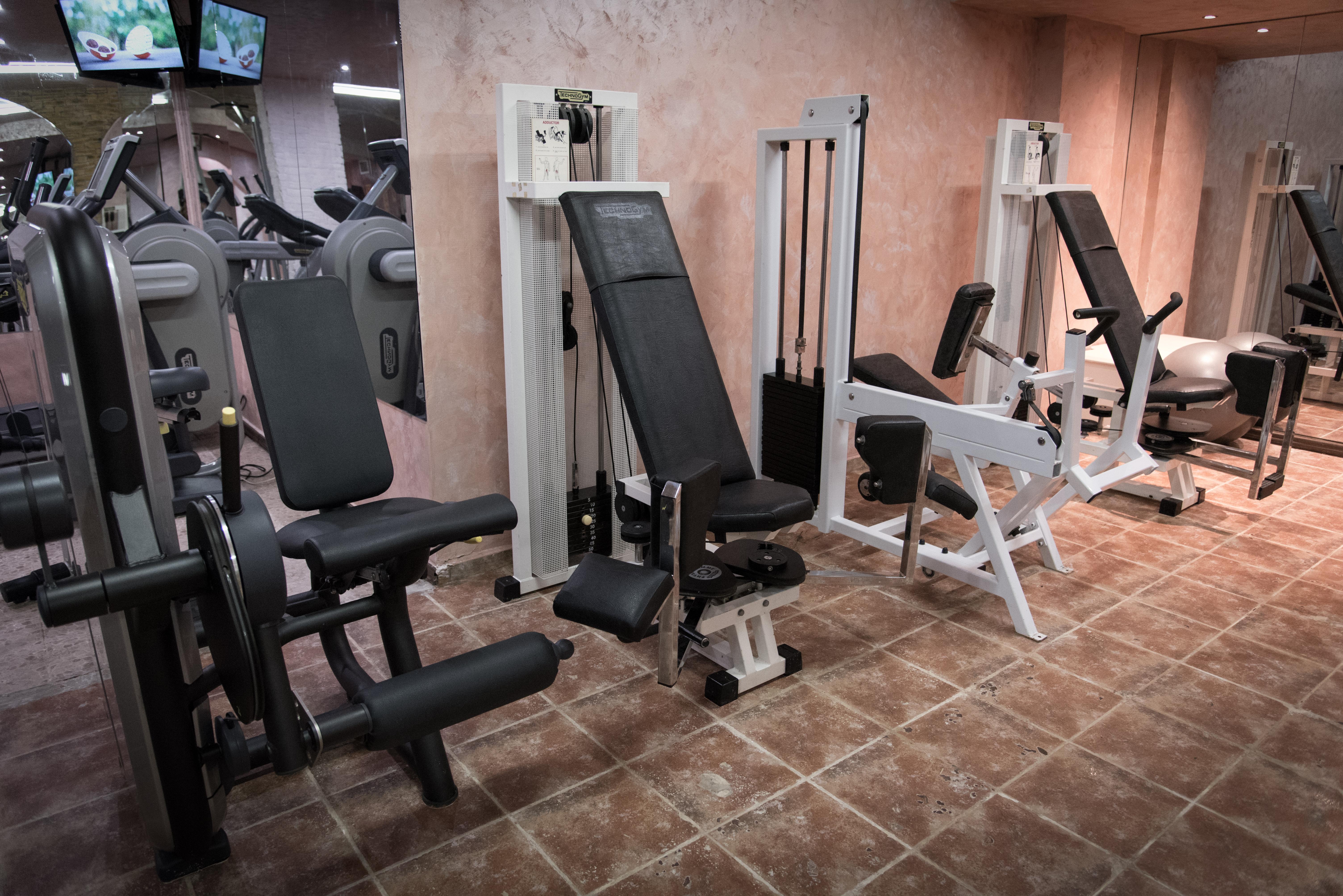 Imperial Palace Hotel ซันนีบีช ภายนอก รูปภาพ Leg extension machine