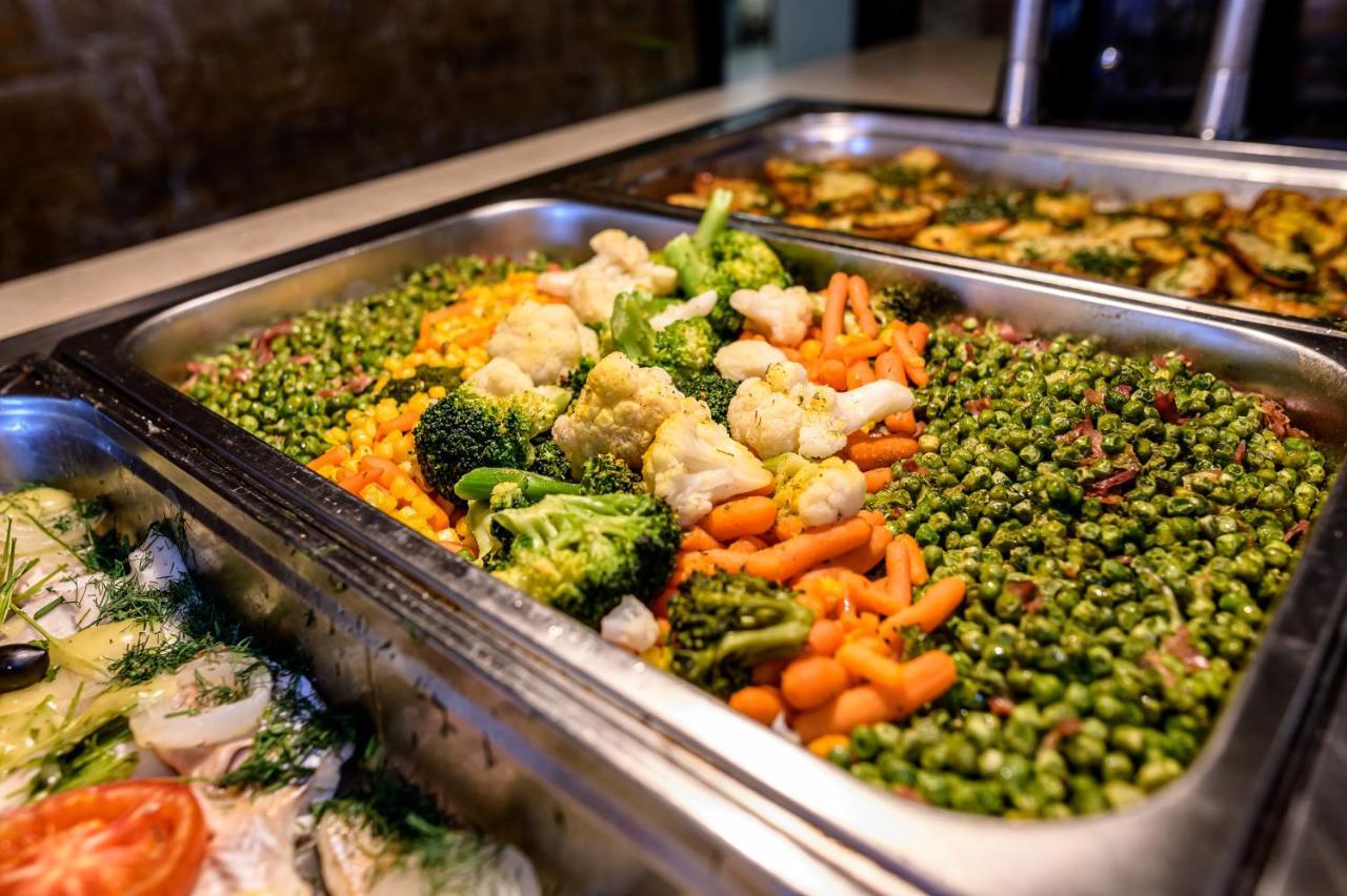 Imperial Palace Hotel ซันนีบีช ภายนอก รูปภาพ A chafing dish filled with vegetables