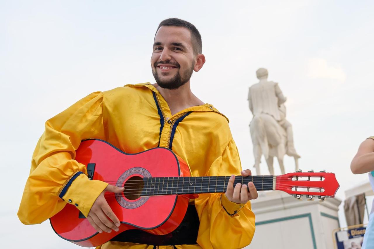 Imperial Palace Hotel ซันนีบีช ภายนอก รูปภาพ A street performer in Madrid