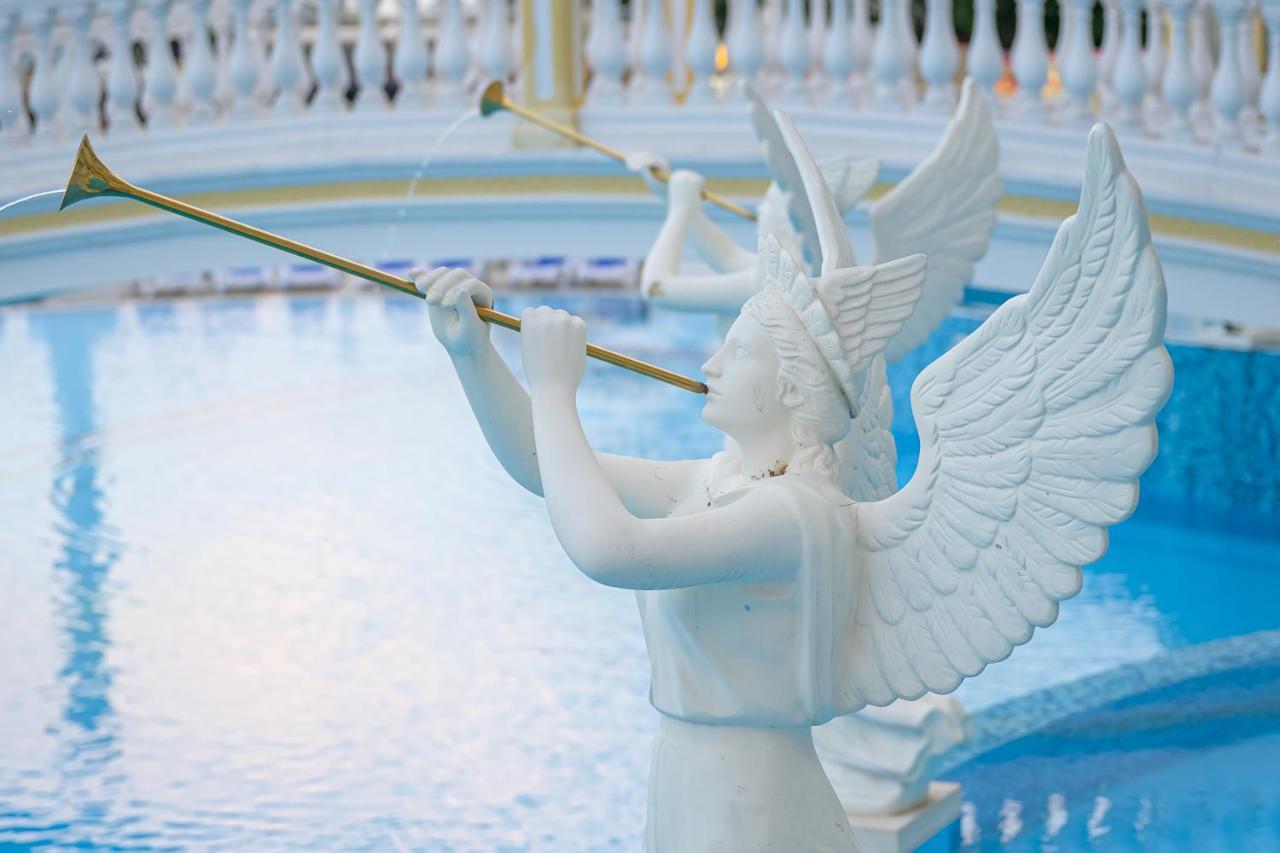 Imperial Palace Hotel ซันนีบีช ภายนอก รูปภาพ Angel statue at the fountain