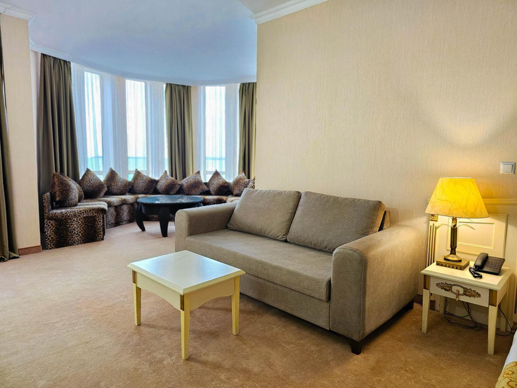 Imperial Palace Hotel ซันนีบีช ภายนอก รูปภาพ A living room in a suite